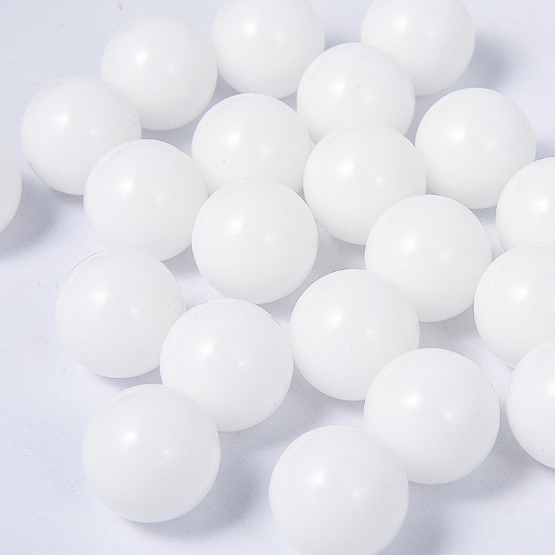 Fasta plastbollar