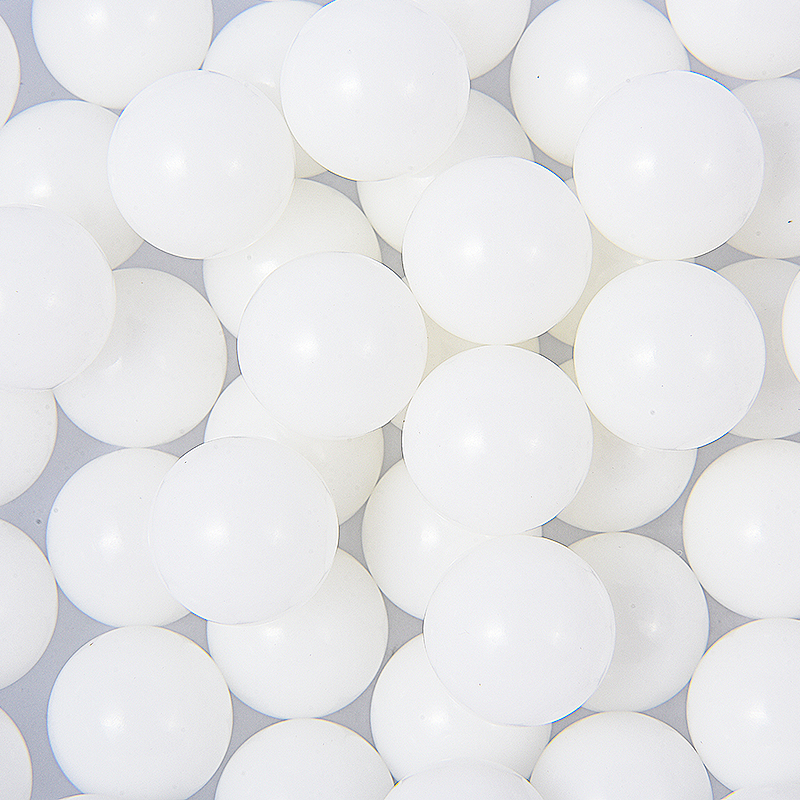 Fasta plastbollar